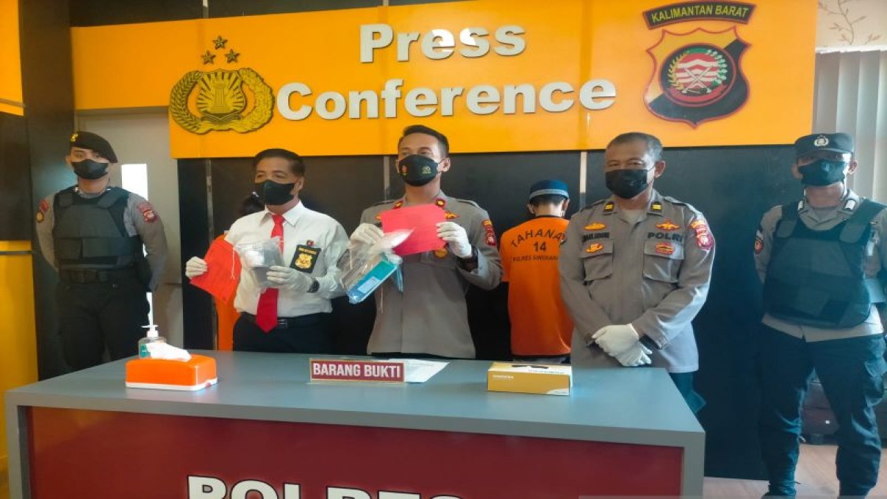 Satreserse Narkoba Polres Singkawang menunjukkan bukti pengamanan pelaku pengedar Narkoba (Rudi)