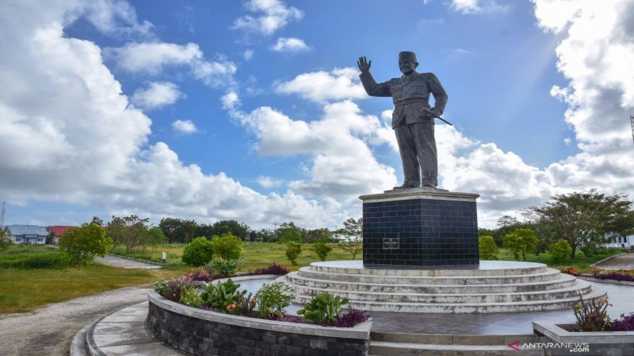 Monumen patung Presiden Pertama Indonesia Soekarno melambaikan tangan sambil memegang tongkat komando berdiri tegak di Kota Saumlaki, Kabupaten Kepulauan Tanimbar, Maluku, Kamis (19/8/2021). ANTARA FOTO/FB Anggoro/foc.