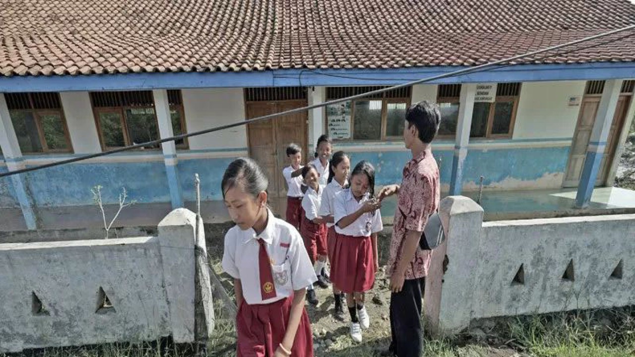 Arsip foto - Siswa pamit pada guru mereka saat hendak pulang sekolah di SD Negeri Ujung Alang 1 Filial Bondan, Dusun Bondan, Desa Ujung Alang, Kampung Laut, Cilacap, Jateng, Kamis (8/2/2018). ANTARA FOTO/Idhad Zakaria