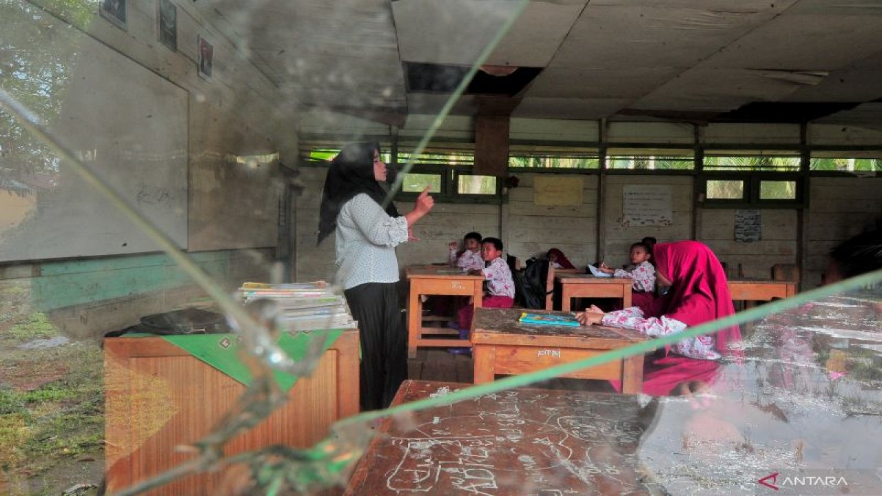 Ilustrasi - Guru memberikan materi pelajaran kepada murid di SDN 205 Sungai Sayang, Sadu, Tanjungjabung Timur, Jambi, Rabu (16/11/2022). ANTARA FOTO/Wahdi Septiawan/foc.