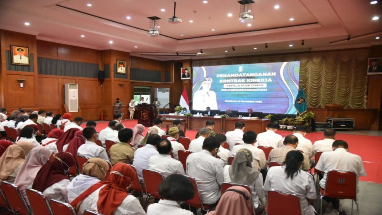 Sebanyak 63 kepala puskesmas menandatangani kontrak kinerja di Balai Kota Surabaya, Rabu (9/11/2022). (ANTARA/HO-Diskominfo Surabaya)