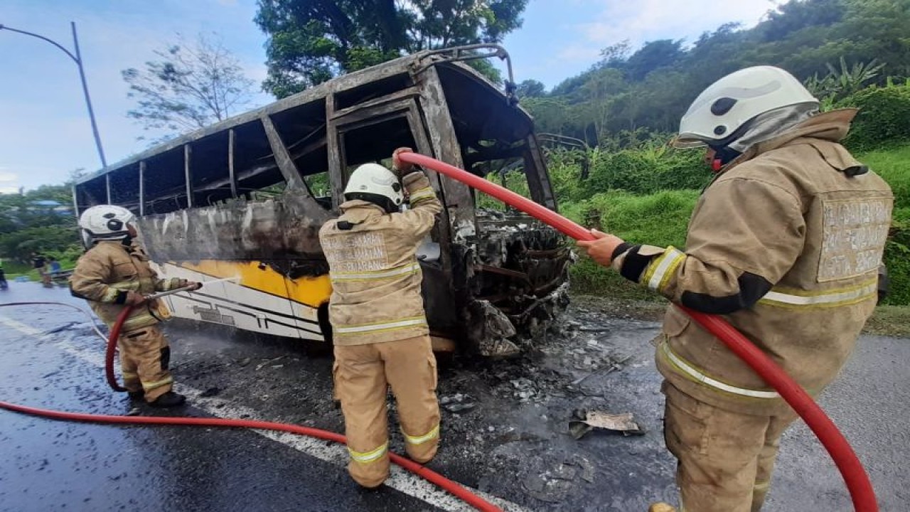 Sebuah bus pariwisata terbakar di KM 425 tol dalam Kota Semarang, Kamis (17-11-2022). ANTARA/HO-Dinas Pemadam Kebakaran Semarang