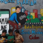 Sejumlah anak bermain di dekat mural mengenai pinjaman online di kawasan Tempurejo, Surabaya, Jawa Timur. (ANTARA FOTO/Didik Suhartono/foc)-1668564797