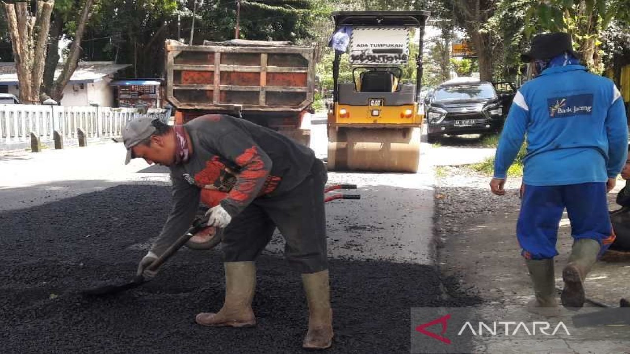 Sejumlah pekerja melakukan penambalan ruas jalan di Maron, Temanggung. ANTARA/Heru Suyitno