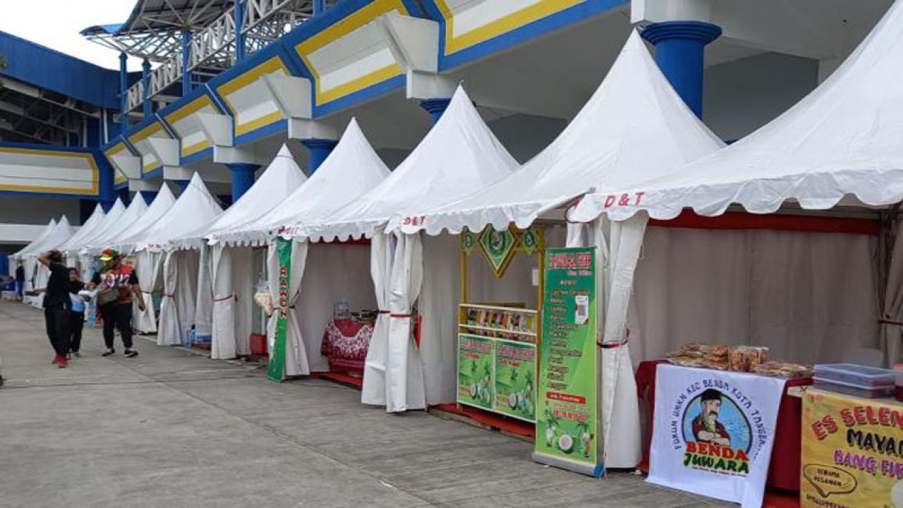 Sejumlah Pelaku UMKM Membuka Stand Penjualan Di Stadion Benteng Yang