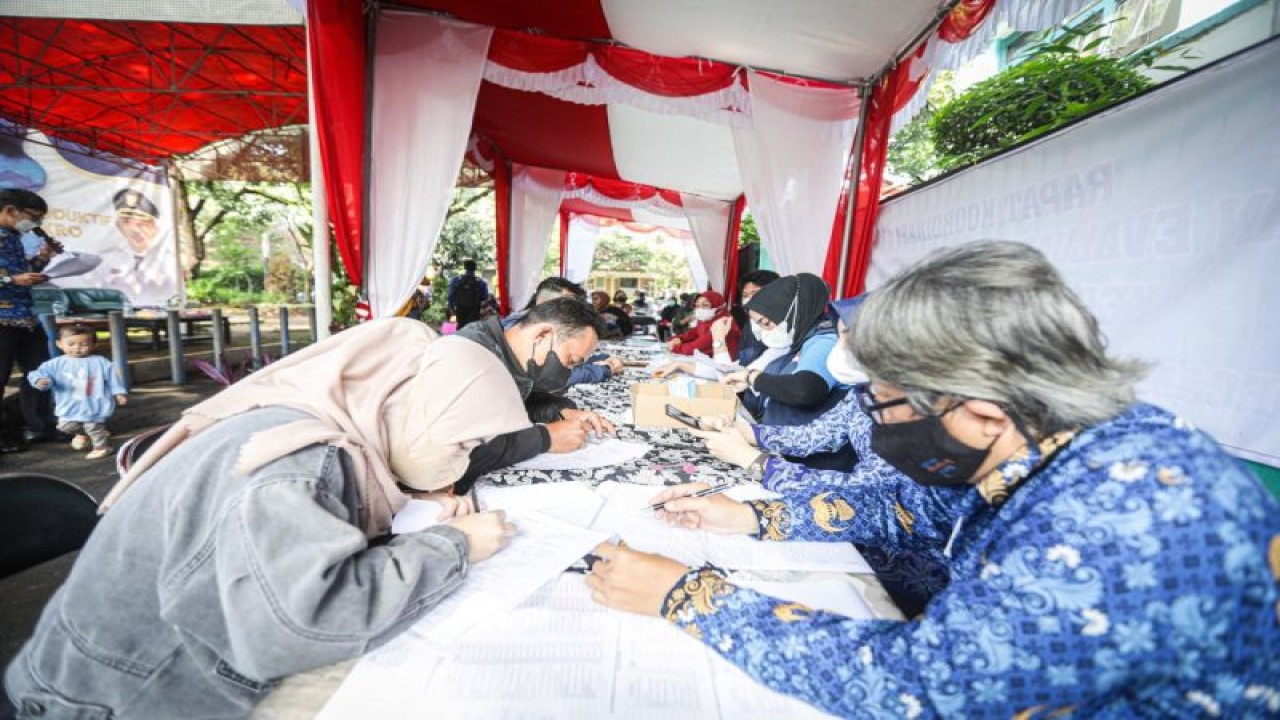 Sejumlah pelaku UMKM menerima penyaluran bantuan modal di Kota Bandung, Jawa Barat, Selasa (29/11/2022). (ANTARA/HO-Humas Pemkot Bandung)