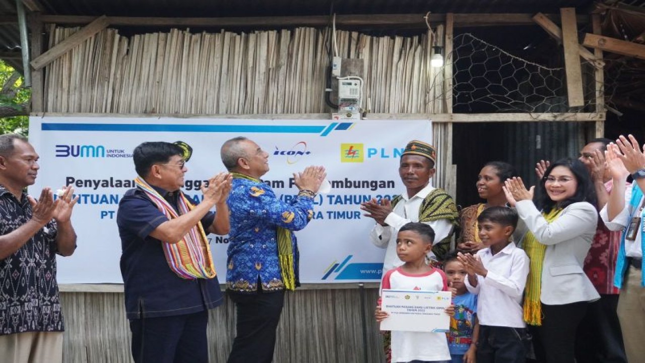 Sejumlah perwakilan dari Pemerintah Kabupaten Kupang, Pemerintah Provinsi NTT, PLN Unit Induk Wilayah NTT, serta masyarakat berpose bersama saat melakukan penyalaan listrik di salah satu rumah warga Kabupaten Kupang yang mendapatkan bantuan program bantuan pasang baru listrik (BPBL), Kamis (17/11/2022). ANTARA/HO-Humas PLN UIW NTT