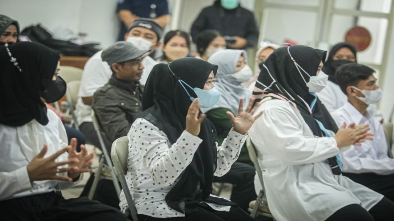 Sejumlah peserta disabilitas mengikuti pembukaan pelatihan membatik di Kantor Disnaker Kota Bandung, Jawa Barat, Selasa (15/11/2022). ANTARA/HO-Humas Pemkot Bandung.