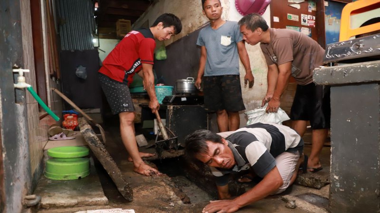 Sejumlah warga di Kota Surabaya kerja bakti membersihkan saluran air tersier, Minggu (13/11/2022). (ANTARA/HO-Diskominfo Surabaya)