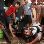 Sejumlah warga di Kota Surabaya kerja bakti membersihkan saluran air tersier, Minggu (13/11/2022). (ANTARA/HO-Diskominfo Surabaya)-1668483785