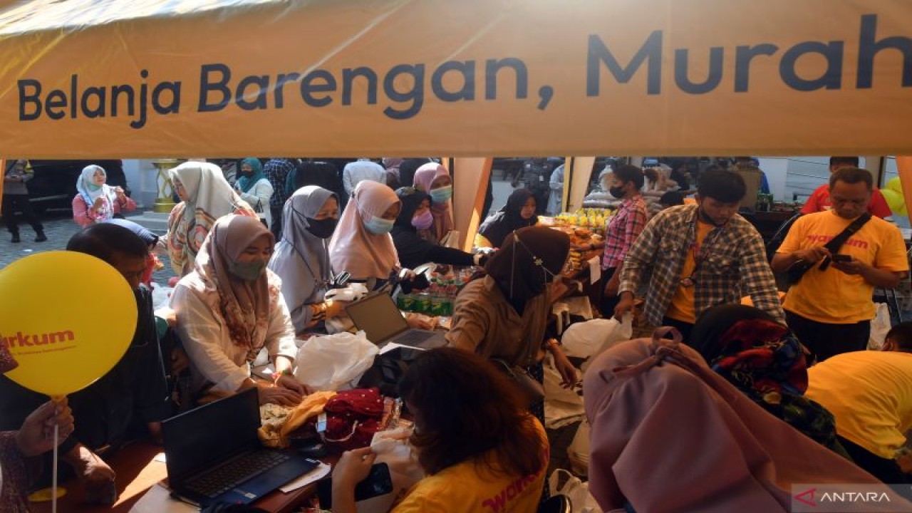 Sejumlah warga membeli kebutuhan pangan pokok saat operasi pasar pangan murah di Kecamatan Bogor Utara, Kota Bogor, Jawa Barat, Kamis (15/9/2022). Operasi pangan murah yang digelar Tim Pengendali Inflasi Daerah (TPID) Kota Bogor tersebut untuk menjamin ketersediaan bahan pangan pokok dalam kondisi aman dan terjangkau untuk masyarakat di tengah kenaikan harga BBM bersubsidi. ANTARA FOTO/Arif Firmansyah/rwa (ARIF FIRMANSYAH/ARIF FIRMANSYAH)