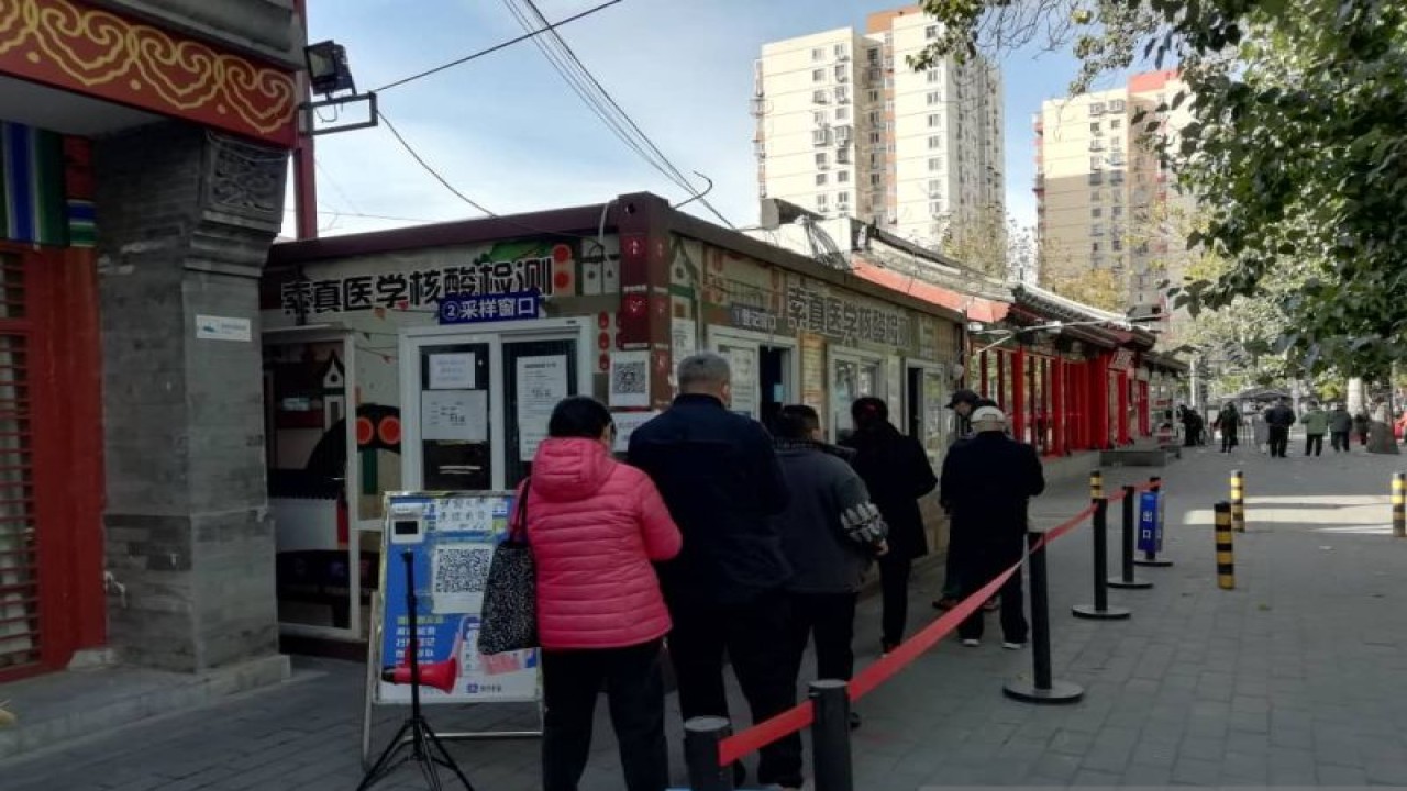 Sejumlah warga mengantre tes PCR di kawasan Panjiayuan, Distrik Chaoyang, Beijing, China, Minggu (20/11/2022). (ANTARA/M. Irfan Ilmie)