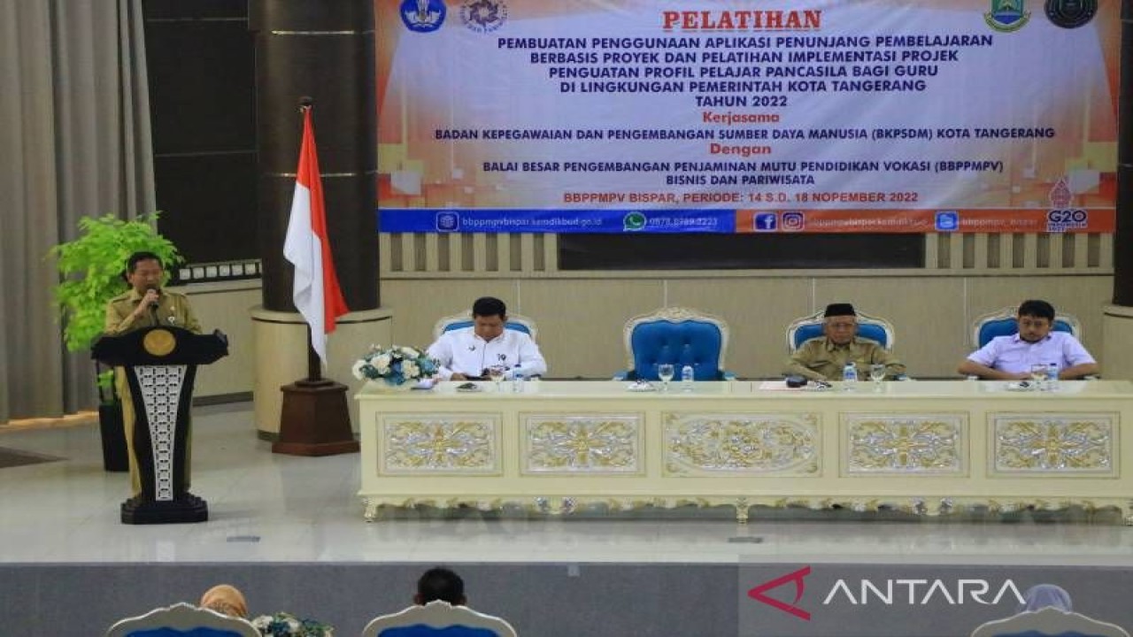 Sekda Herman memberikan sambutan pada kegiatan pelatihan pembuatan penggunaan aplikasi penunjang pembelajaran berbasis proyek dan bagi guru SD & SMP di Lingkup Pemerintahan Kota Tangerang yang dilaksanakan di Gedung Semeru, Sawangan Depok, Senin (14/11/2022).