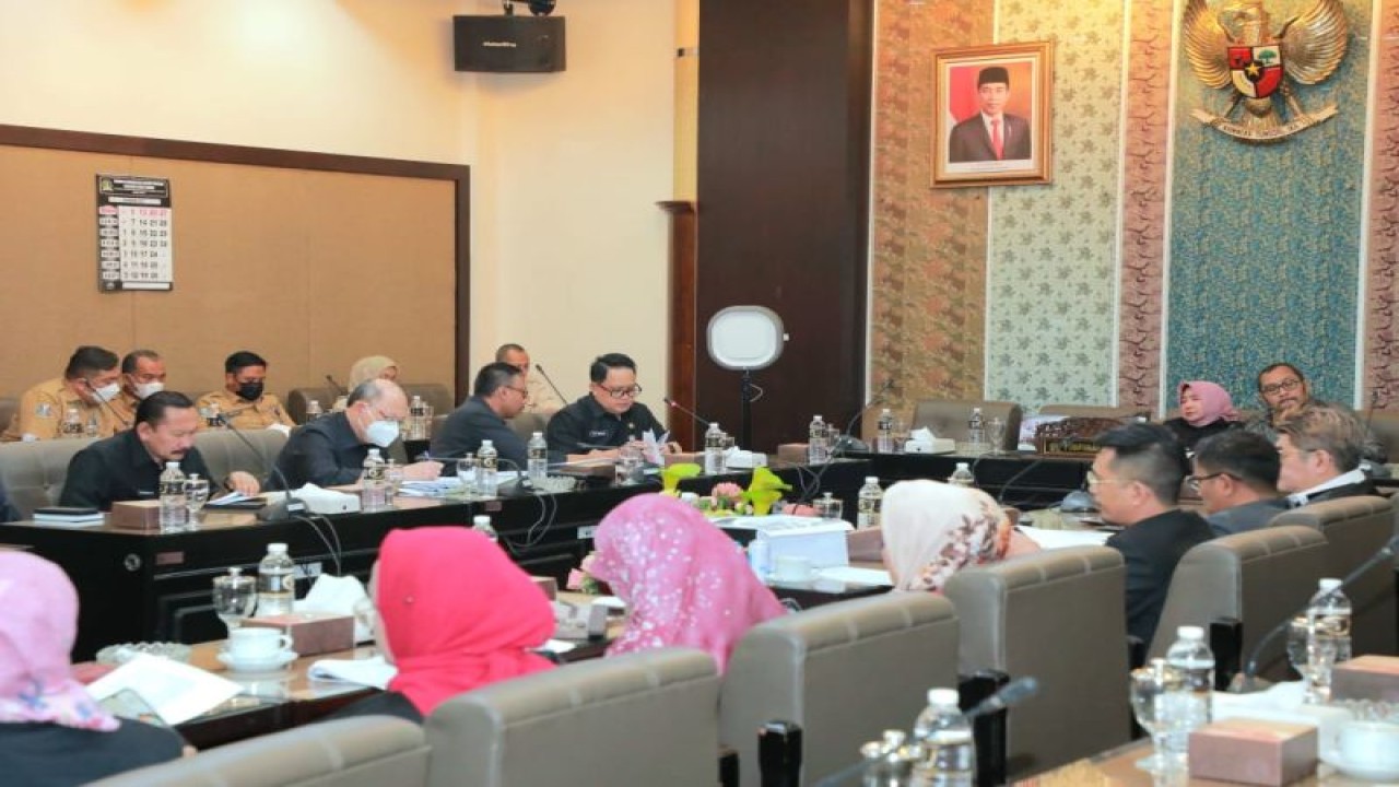 Sekdaprov Jatim Adhy Karyono (kanan atas) saat pengesahan Raperda APBD 2023 di Kantor DPRD Jatim Surabaya, Jumat (10/11/2022). (FOTO ANTARA/HO-Biro Adpim Jatim)