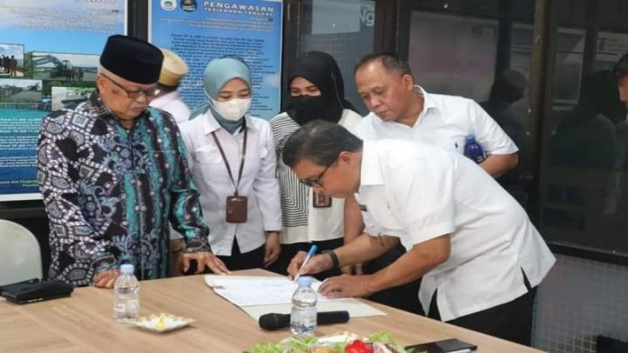 Sekertaris Daerah Sekda Provinsi Sulbar Muhammad Idris pada acara serah terima aset darah berupa kendaraan alat berat yang selama sembilan tahun dikuasai pihak ketiga di Mamuju, Rabu (9/11/2022) ANTARA/M. Faisal Hanapi