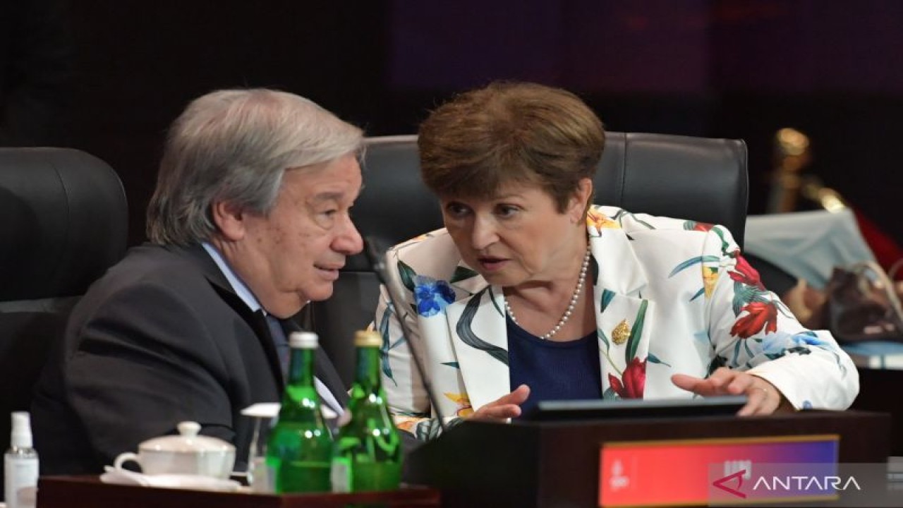 Sekjen PBB Antonio Guterres (kiri) berbincang dengan Managing Director IMF Kristalina Georgieva (kanan) sebelum Working Session 3 Konferensi Tingkat Tinggi (KTT) G20 di Nusa Dua, Kabupaten Badung, Bali, Rabu (16/11/2022). Media Center G20 Indonesia/Fikri Yusuf/wsj/22. (ANTARA FOTO/FIKRI YUSUF)