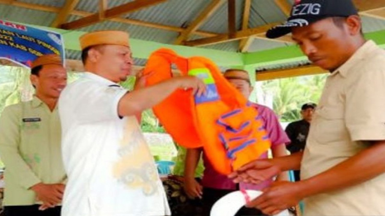 Sekretaris Daerah (Sekda) Kabupaten Gorontalo, Roni Sampir menyerahkan bantuan kepada nelayan di Kabupaten Gorontalo. ANTARA/HO-Diskominfo Kabupaten Gorontalo