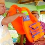 Sekretaris Daerah (Sekda) Kabupaten Gorontalo, Roni Sampir menyerahkan bantuan kepada nelayan di Kabupaten Gorontalo. ANTARA/HO-Diskominfo Kabupaten Gorontalo-1668414373