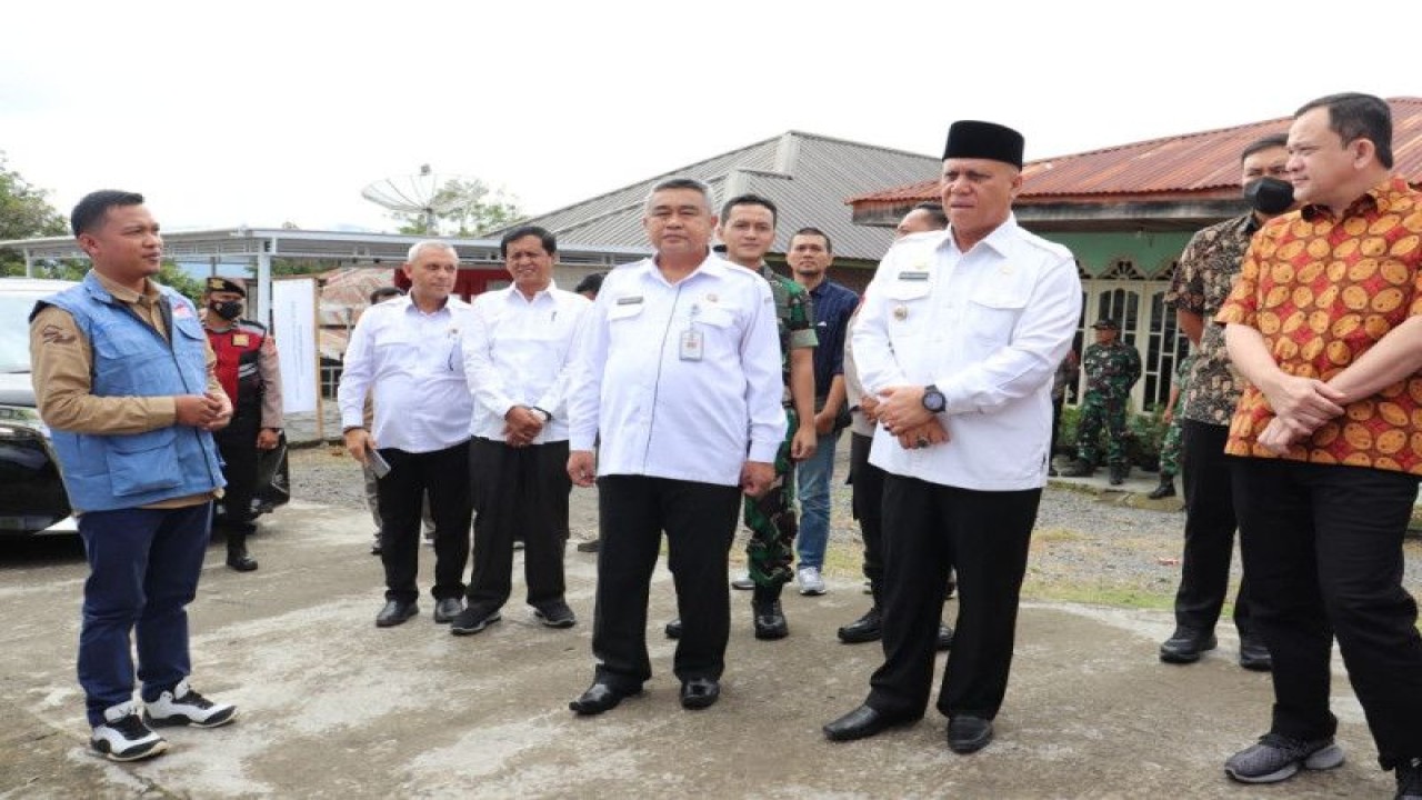 Bupati Aceh Tengah Shabela Abubakar (Tengah kanan) bersama Sekretaris Direktorat Jenderal Pengembangan Ekonomi dan Investasi Desa Sudrajat (Tengah kiri) saat meninjau desa tertinggal di Kampung Bies Mulie, Kecamatan Bies, Kabupaten Aceh Tengah, Rabu (2/11/2022). (ANTARA/HO-Prokopim Setdakab Aceh Tengah)