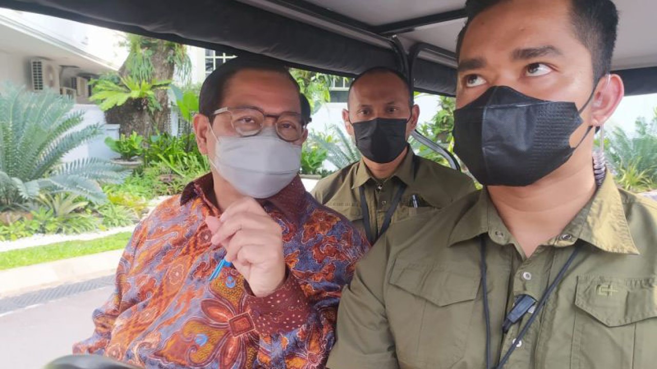 Sekretaris Kabinet Pramono Anung (kiri) di Istana Kepresidenan, Jakarta, Senin (28/11). (ANTARA/Indra Arief Pribadi)