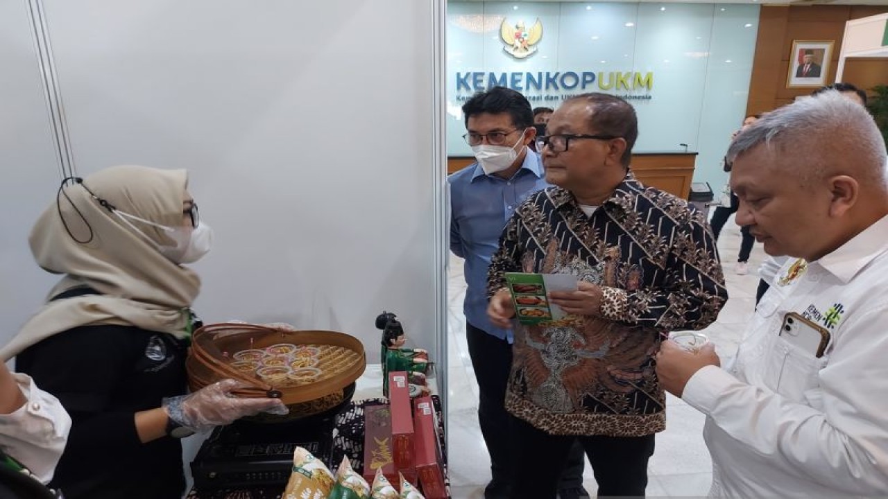 Sekretaris Kementerian Koperasi dan UKM Arif Rahman Hakim (kedua kanan) mengunjungi salah satu gerai UMKM pada acara "ASN Serbu Lokal Keren" di kantor Kemenkop UKM Jakarta, Selasa (15/11/2022). ANTARA/Aditya Ramadhan