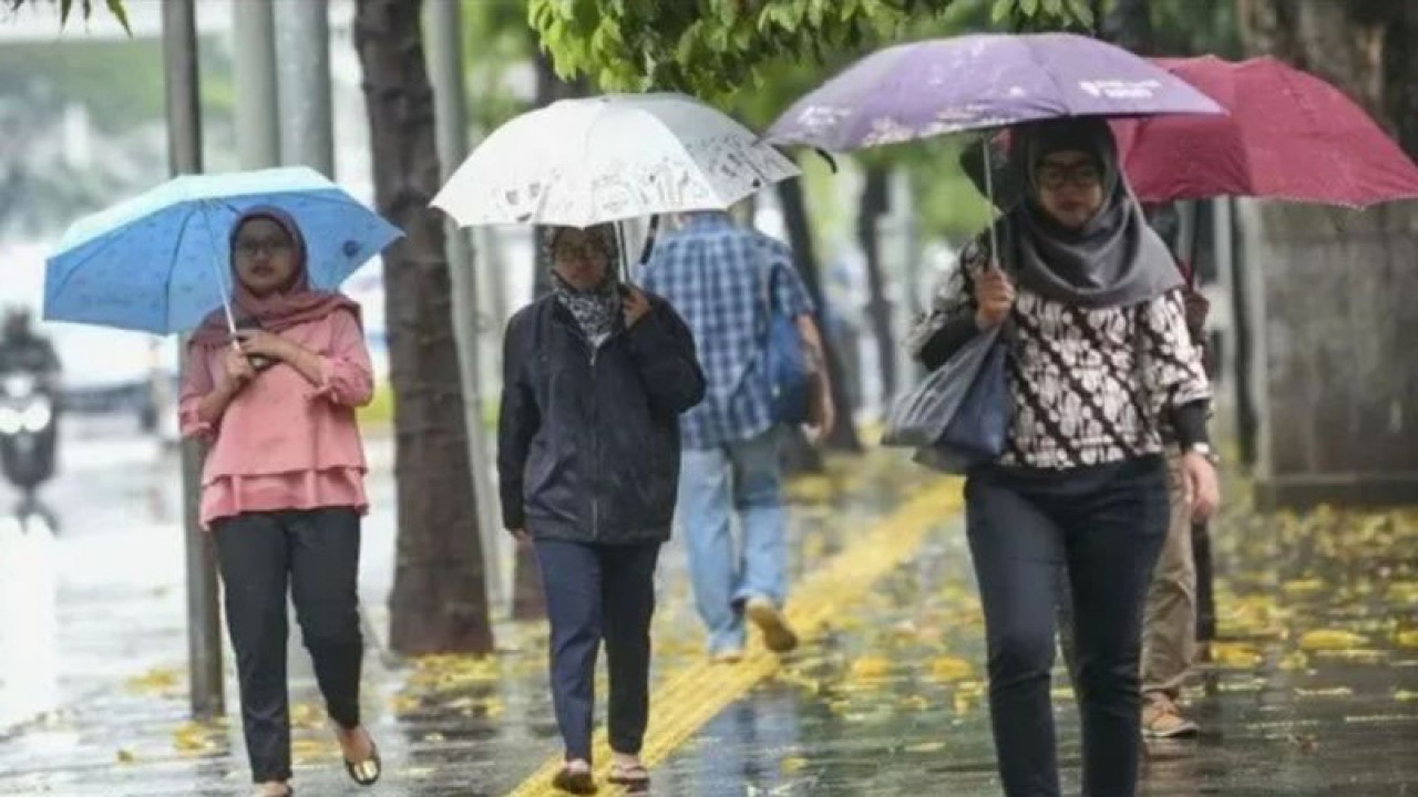 Warga menggunakan payung saat hujan di kawasan Semanggi, Jakarta, Rabu (13/11/2019). ANTARA FOTO/Nova Wahyudi/aww/pri