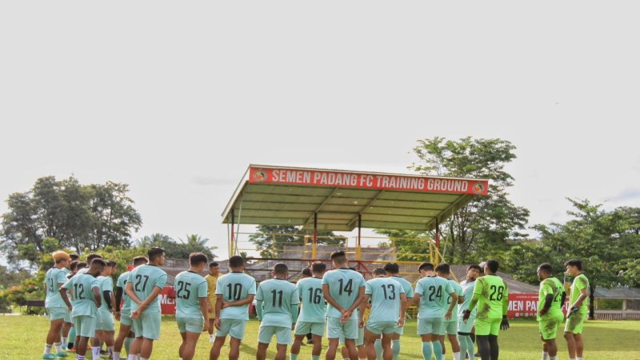 Tim Semen Padang FC menggelar latihan terakhir sebelum libur panjang karena tak ada kejelasan kompetisi. (ANTARA/HO MO Semen Padang FC)