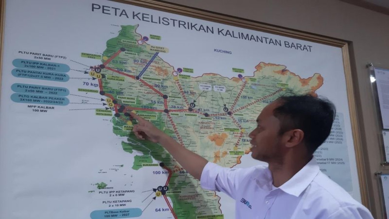 Senior Manager Distribusi PLN UID Kalbar, Muhammad Choliq Fadli menunjukkan peta kelistrikan Kalbar (ANTARA/Dedi)