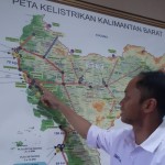 Senior Manager Distribusi PLN UID Kalbar, Muhammad Choliq Fadli menunjukkan peta kelistrikan Kalbar (ANTARA/Dedi)-1669025141