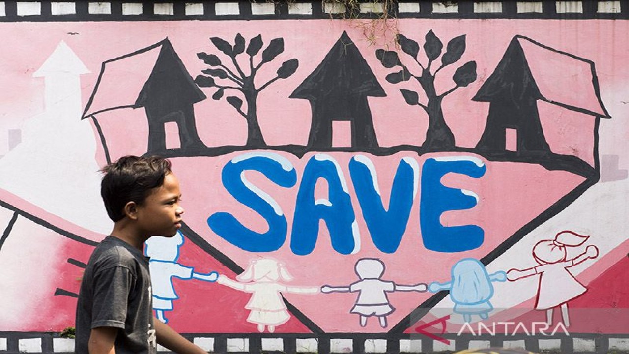 Seorang anak melintas dekat graffiti "save anak" sebagai bagian dari kampanye perlindungan pada anak di Jakarta. ANTARA FOTO/M Agung Rajasa/ss/pd/aa.