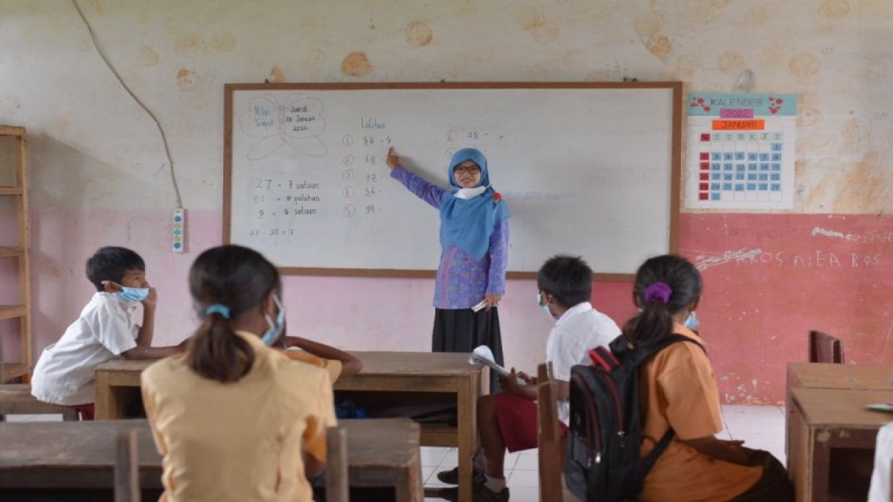 Seorang guru SDN Lawinu Tanarara, Sumba Timur, Nusa Tenggara Timur Siti Saudah sedang mengajar di ruang kelas, ANTARA/HO-Humas Kemendikbudristek