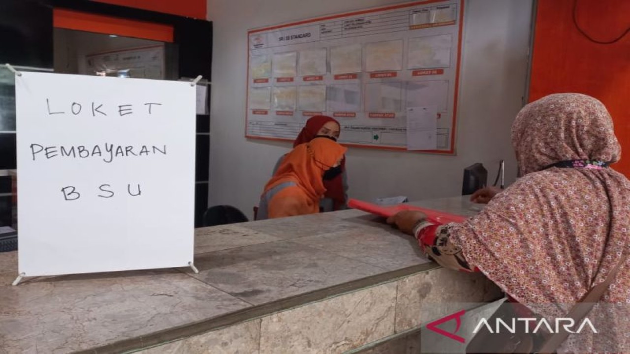 Seorang ibu mengurus pencairan bantuan subsidi upah (BSU) di kantor Pos Indonesia Kantor Cabang Utama Mataram, Nusa Tenggara Barat, pada Senin (14/11/2022). ANTARA/Awaludin