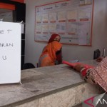 Seorang ibu mengurus pencairan bantuan subsidi upah (BSU) di kantor Pos Indonesia Kantor Cabang Utama Mataram, Nusa Tenggara Barat, pada Senin (14/11/2022). ANTARA/Awaludin-1668485899