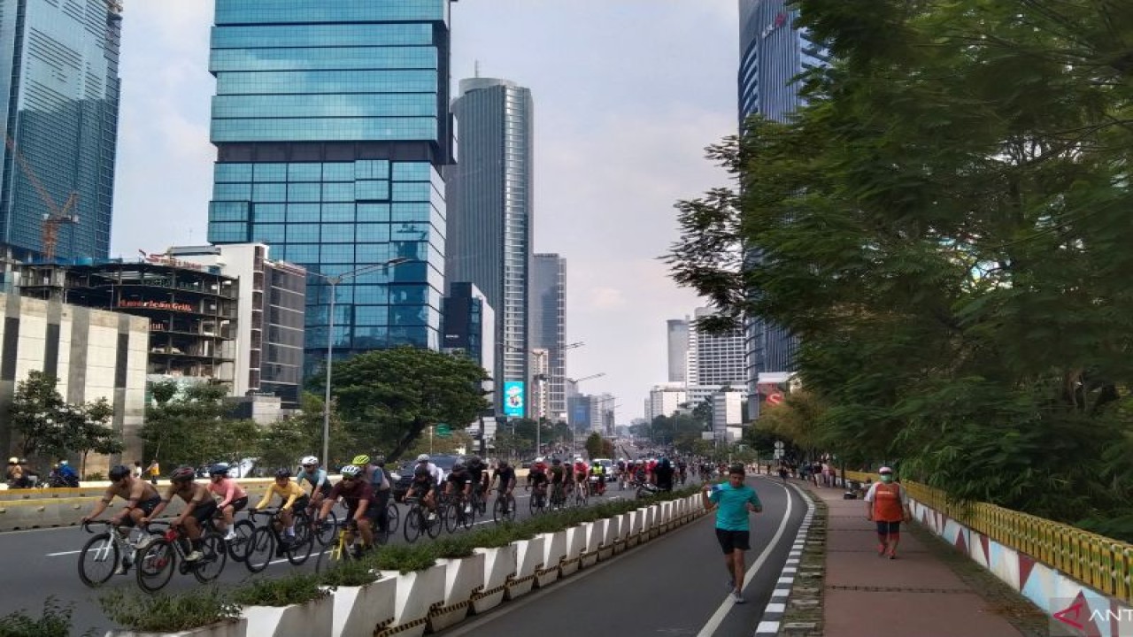 Arsip Foto - Seorang pelari berlari di jalur sepeda, sedangkan puluhan pesepeda justru menggunakan jalan raya untuk bersepeda di Jakarta, Minggu (7/11/2021). ANTARA/Dewa Ketut Sudiarta Wiguna