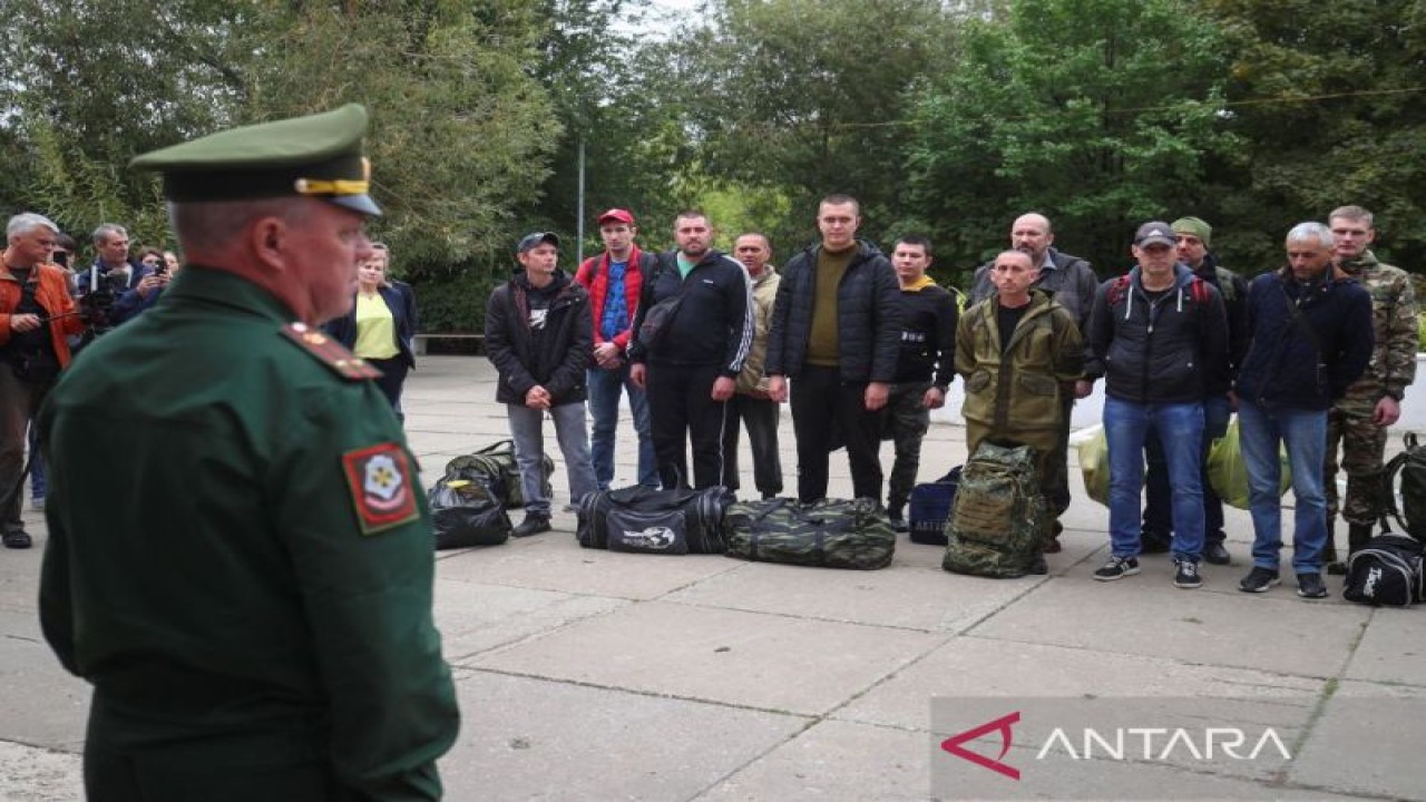 Seorang prajurit Rusia berbicara kepada tentara cadangan di sebuah titik pertemuan dalam rangka mobilisasi parsial di kota Volzhsky di wilayah Volgograd, Rusia, 28 September 2022. (ANTARA/REUTERS/Stringer/as)