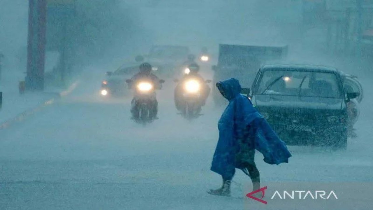 Seorang warga melintas di antara pengendara bermotor yang melintasi Jalan Laksda Adisucipto saat terjadi hujan yang lebat, di Yogyakarta, Rabu (10/3). FOTO ANTARA/ Wahyu Putro A/ed/nz/pri.