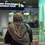 Seorang warga menunggu di pintu kedatangan internasional Bandar Udara Internasional Kuala Lumpur (KLIA) di Sepang, Malaysia, Selasa (8/11/2022). (ANTARA/Virna P Setyorini)-1668565584