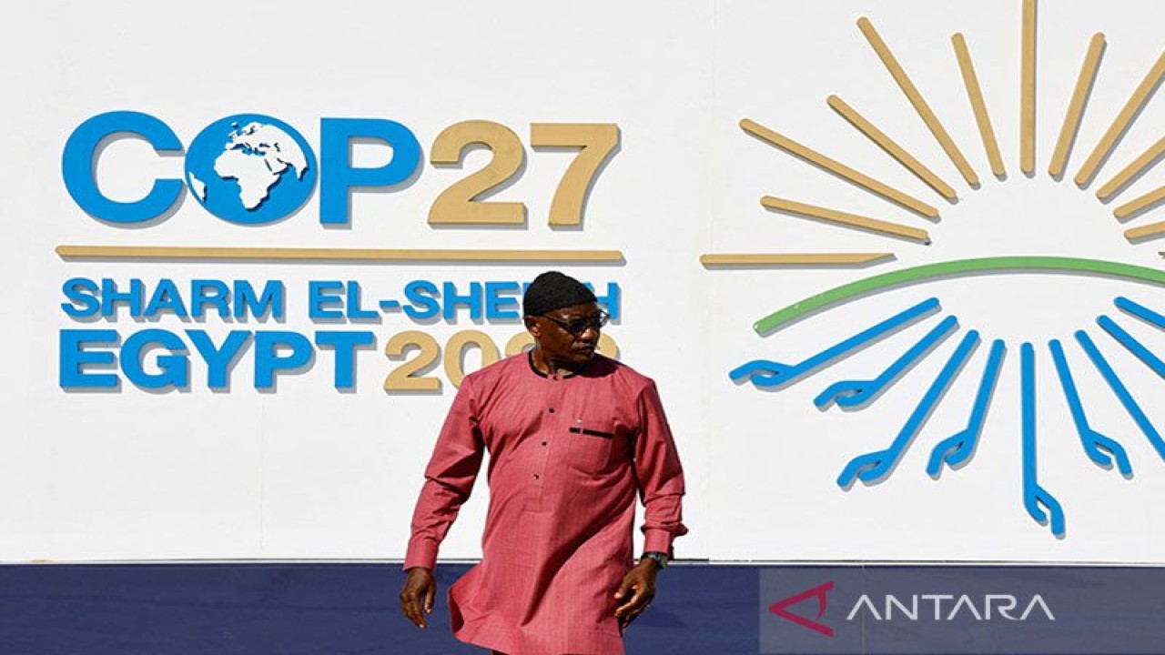Seorang pria berjalan di luar Pusat Konvensi Internasional Sharm El Sheikh selama pembukaan KTT Iklim COP27 di resor Laut Merah Mesir Sharm el-Sheikh, Mesir 6 November 2022. ANTARA/REUTERS/Thaier Al-Sudani/pri