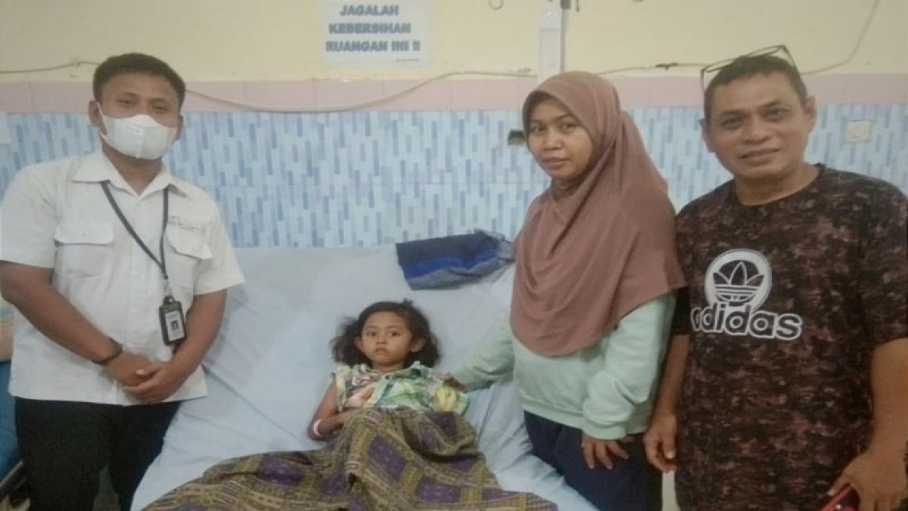 Sheila Tri Meilani (tengah) terbaring setelah melakukan tindakan operasi kedua karena penyakit usus buntu di RSUD Luwuk, Kabupaten Banggai, Provinsi Sulawesi Tengah, Rabu (24/8/2022). FOTO ANTARA/HO-Sentra Nipotowe