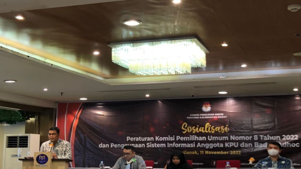 Kegiatan sosialisasi aplikasi Sistem Informasi Anggota KPU dan Badan Adhoc (SIAKBA) menjelang persiapan pemilihan umum (pemilu) tahun 2024 oleh KPU Kalbar (ANTARA/Sucia Lucinda)