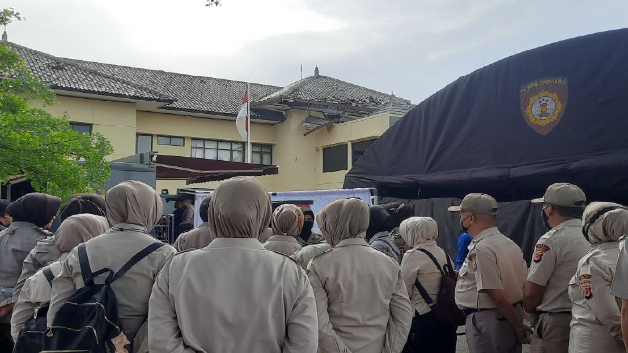 Anggota Polwan dan PNS Polri bersiaga di Mako Polres Cianjur untuk pembagian tugas penanganan bantuan gempa Cianjur, Jawa Barat, Selasa (22-11-2022). ANTARA/Laily Rahmawaty