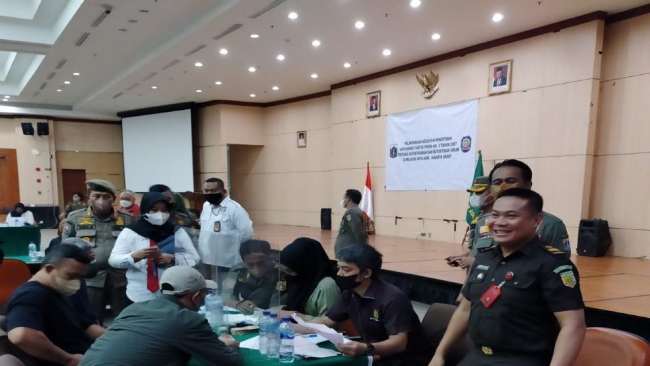 Sidang yustisi yang digelar Satpol PP Jakarta Barat di kantor Wali Kota Jakarta Barat, Kamis (24/11/2022). ANTARA/Walda