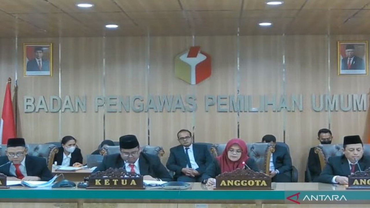 Tangkapan layar sidang pembacaan putusan penyelesaian sengketa proses Pemilu 2024, sebagaimana dipantau melalui kanal YouTube Bawaslu RI di Jakarta, Jumat (4-11-2022). ANTARA/Tri Meilani Ameliya