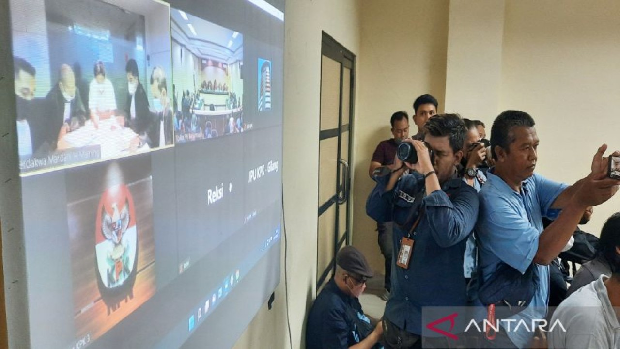 Mardani H Maming mengikuti sidang perdana pembacaan dakwaan di Pengadilan Tipikor Banjarmasin secara virtual dari gedung KPK, Kamis (10/11/2022). (ANTARA/Firman)