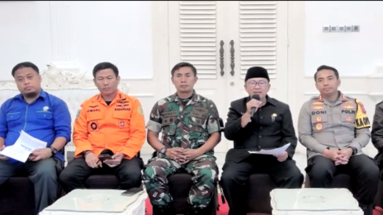 Tangkapan layar Koordinator Peringatan Dini Gempa Bumi BMKG Sigit Pramono (ujung kiri) dan Bupati Cianjur Herman Suherman (kedua kanan) dalam konferensi pers yang diikuti virtual dari Jakarta, Rabu (30/11/2022) (ANTARA/Prisca Triferna)