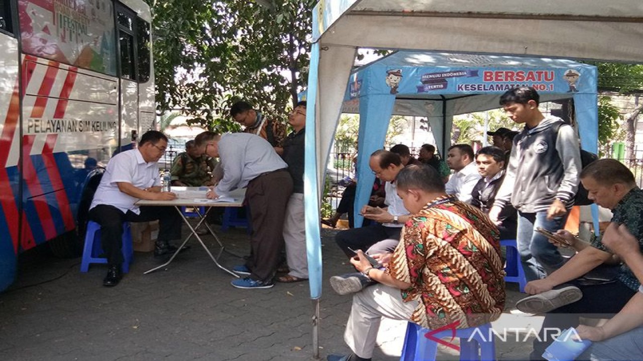 Layanan SIM Keliling di Kantor Pos Lapangan Banteng, Jakarta Pusat. ANTARA/Dewa Wiguna/aa.