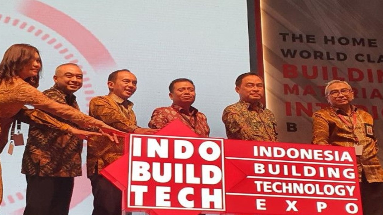 Pembukaan secara simbolis pameran industri konstruksi skala nasional IndoBuildTech Expo 2022 di ICE BSD, Kabupaten Tangerang, Banten, Rabu (16/11/2022). Pembukaan ini diikuti oleh Direktur Jendral Bina Konstruksi Kementerian PUPR Yudha Mediawan, (kedua dari kanan) Ketua Komisi V DPR RI Lasarus (tengah kanan), dan Ketua Penyelenggara IndoBuildTech Expo 2022 Effi Setiabudi (kiri tengah). (ANTARA/Livia Kristianti)