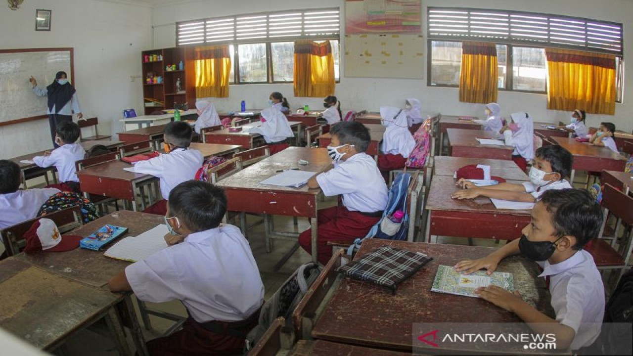 Arsip Foto. Siswa mengikuti pembelajaran tatap muka di SDN 010 di Kota Batam, Kepulauan Riau, Senin (10/1/2022). (ANTARA FOTO/Teguh Prihatna/rwa)