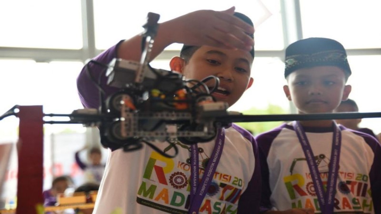 Siswa madrasah saat menampilkan inovasi robotik mereka dalam kompetisi Robotik Madrasah 2022 di Yogyakarta. (ANTARA/HO-Kemenag)