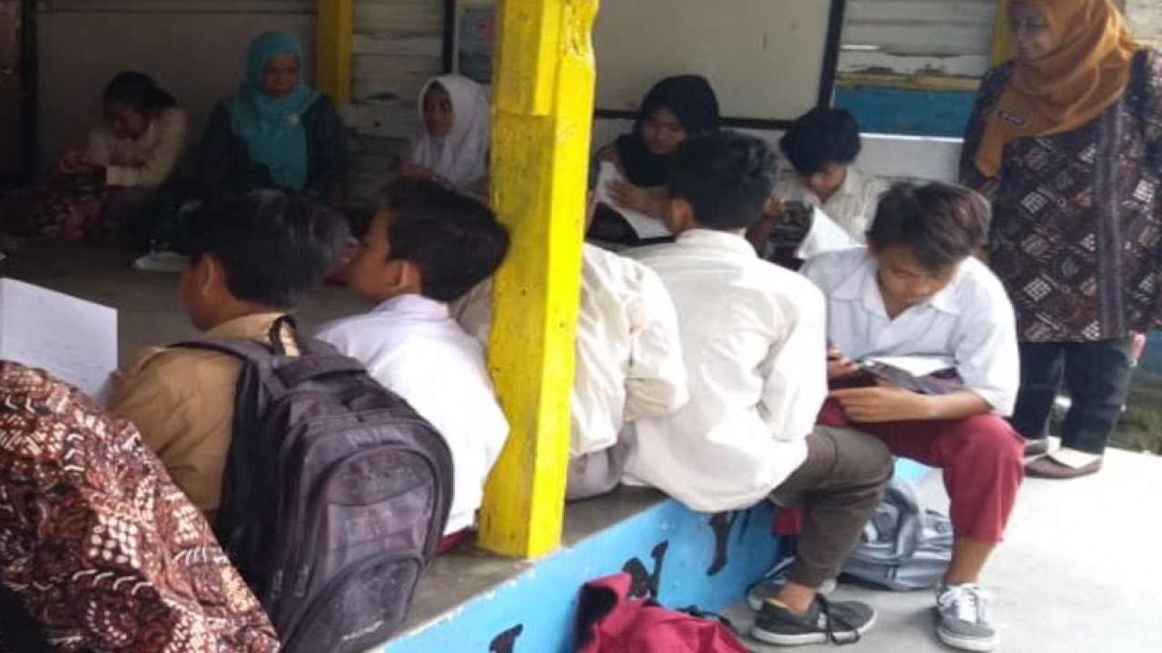 Siswa kelas 6 SD Negeri Bangunrejo 2 Yogyakarta belajar tambahan pelajaran di pos ronda setelah bangunan sekolah dirobohkan untuk dibangun baru (HO-Forpi Kota Yogyakarta)